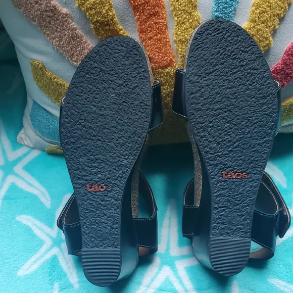 Taos Carousel 2 Black Modern Comfort Sandals - Picture 9 of 11